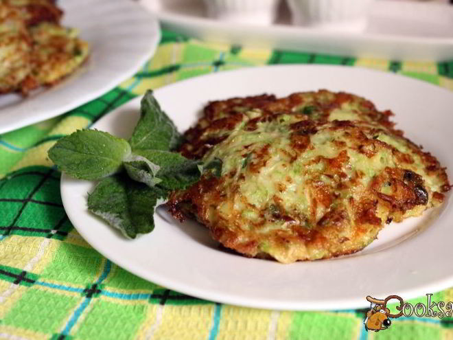 Рецепт кабачковых оладий с сыром, беконом и мятой
