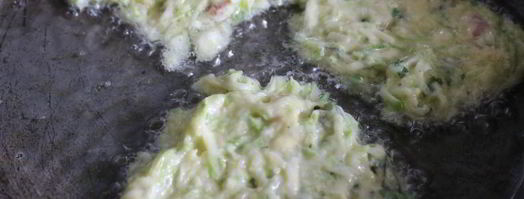 кабачковые оладьи с сыром, беконом и мятой. Шаг 5