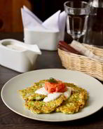 Кабачковые оладьи со сметанным соусом и лососем