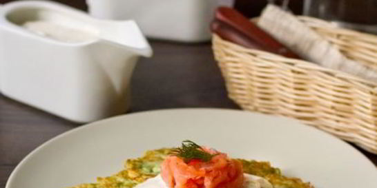 Кабачковые оладьи со сметанным соусом и лососем