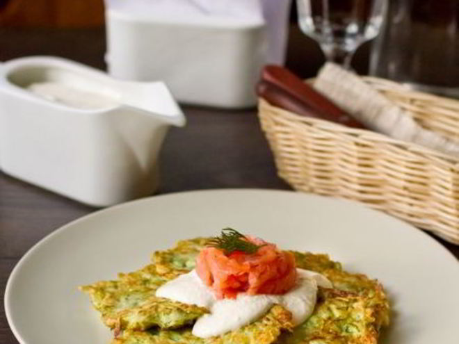 Рецепт кабачковых оладий со сметанным соусом и лососем