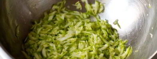 кабачковые оладьи со сметанным соусом и лососем. Шаг 3