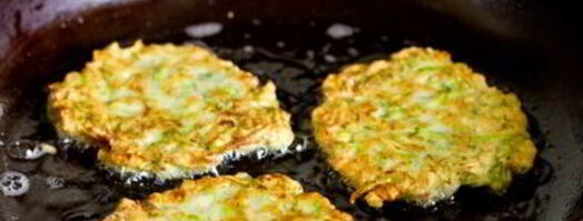 кабачковые оладьи со сметанным соусом и лососем. Шаг 7