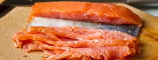 кабачковые оладьи со сметанным соусом и лососем. Шаг 10