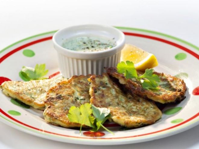 Рецепт оладушек из цукини с фетой и соусом из огурца