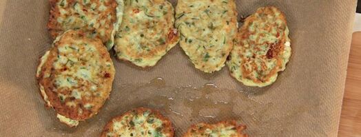 оладушки из цукини с фетой и соусом из огурца. Шаг 2