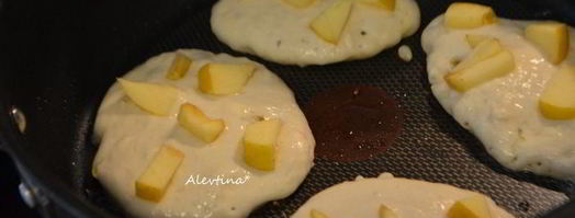 оладушки на кефире с яблоками. Шаг 4