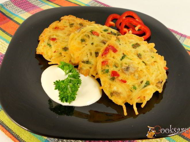 Рецепт оладий из спагетти с грибами, зеленью и сыром