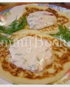 Оладьи кабачковые под сырным соусом