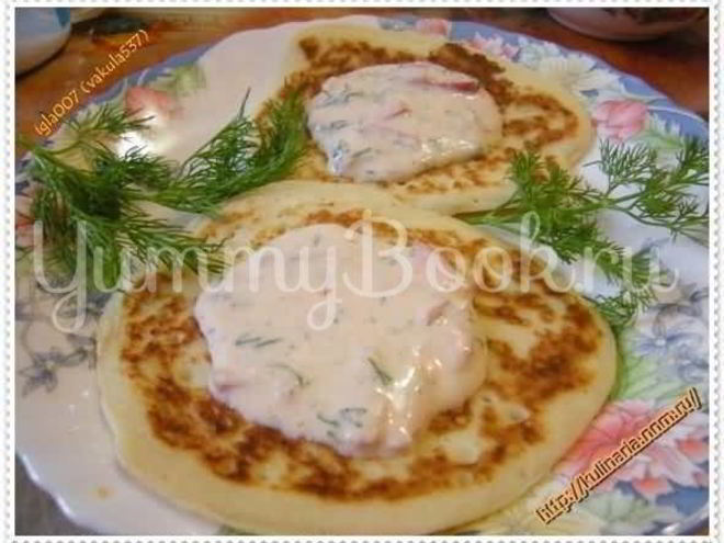 Рецепт оладий кабачковых под сырным соусом