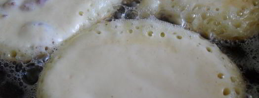 оладьи на кефире с черешней. Шаг 2