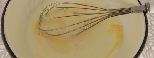 оладьи на кефире с черникой. Шаг 2