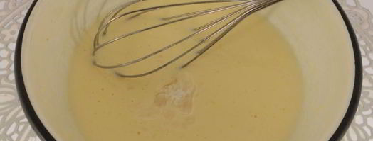 оладьи на кефире с черникой. Шаг 3