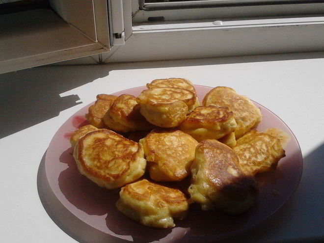 Рецепт оладий на кефире с фруктами