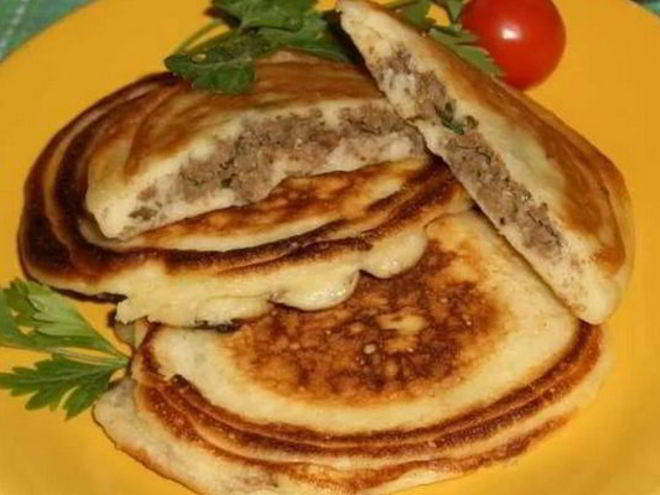 Рецепт оладий на кефире с мясной начинкой