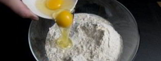 оладьи на воде с яйцами. Шаг 2