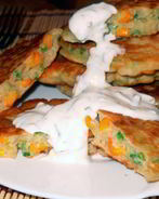 Оладьи с кукурузой под чесночным соусом