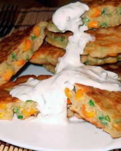 Оладьи с кукурузой под чесночным соусом