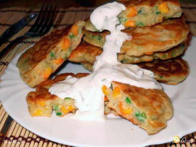 Рецепт оладий с кукурузой под чесночным соусом