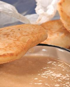 Оладьи с соусом из изюма