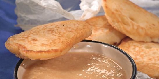 Оладьи с соусом из изюма