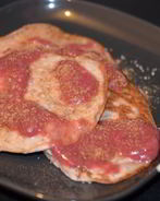 Оладьи с земляникой и ягодным соусом