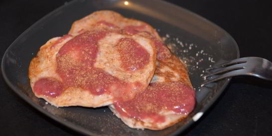 Оладьи с земляникой и ягодным соусом