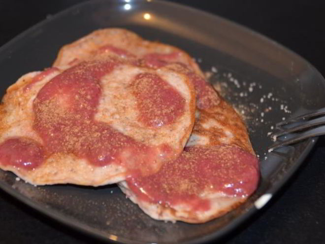 Рецепт оладий с земляникой и ягодным соусом