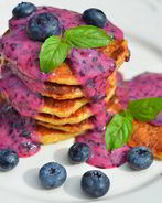 Овсяные оладьи с творогом и голубикой