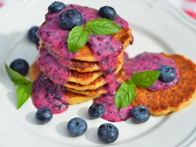 Рецепт овсяных оладий с творогом и голубикой