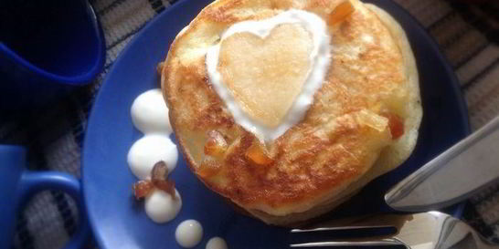 Творожные оладьи с яблоками