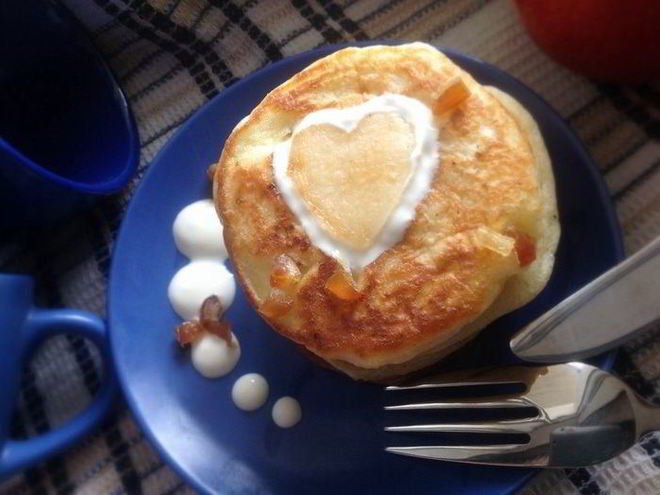 Рецепт творожных оладий с яблоками