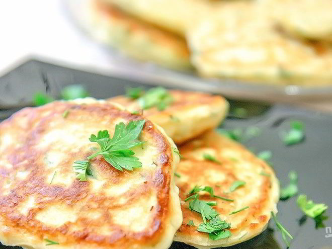 Рецепт закусочных оладий с зеленым луком и яйцом
