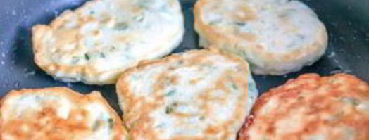 закусочные оладьи с зеленым луком и яйцом. Шаг 6