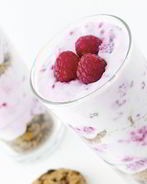 Десерт из малины с греческим йогуртом и печеньем