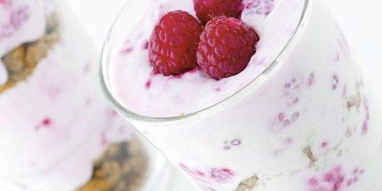 Десерт из малины с греческим йогуртом и печеньем