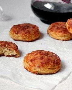 Печенье с беконом и сыром