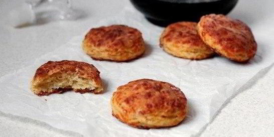 Печенье с беконом и сыром