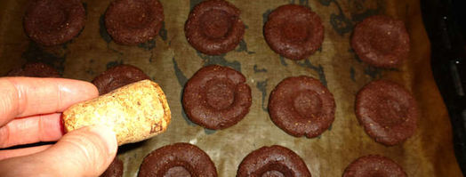 шоколадно-миндальное печенье белое на черном. Шаг 7