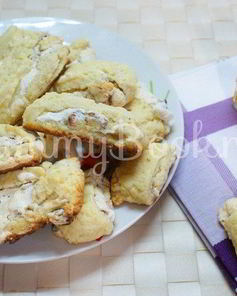 Творожное печенье с безе и орехами