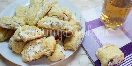 Творожное печенье с безе и орехами