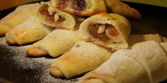 Творожные рогалики с начинкой из варенья и орешков