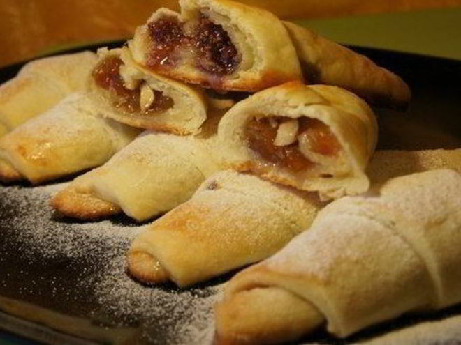 Рецепт творожных рогаликов с начинкой из варенья и орешков