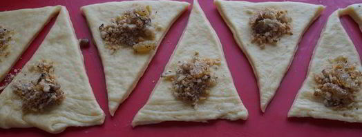 воздушные рогалики с хрустящей ореховой начинкой. Шаг 14