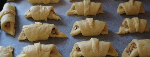 воздушные рогалики с хрустящей ореховой начинкой. Шаг 15