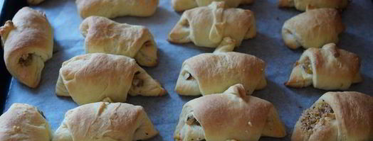 воздушные рогалики с хрустящей ореховой начинкой. Шаг 16