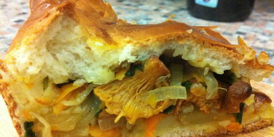 Дрожжевой пирог с лисичками и картофелем