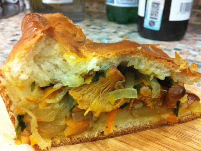 Рецепт дрожжевого пирога с лисичками и картофелем