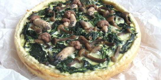 Киш с опятами, шпинатом и моцареллой