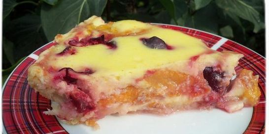 Песочный пирог с ягодами и сметанной заливкой